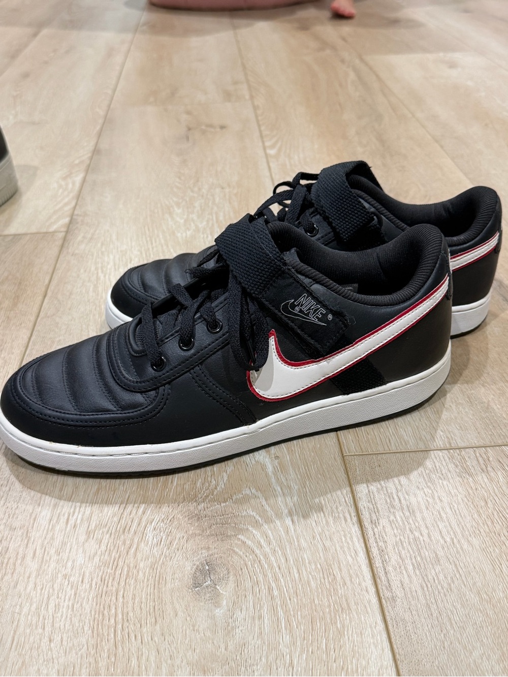 Nike Men's Black Low-Top Sneakers with White Swoosh- brand new